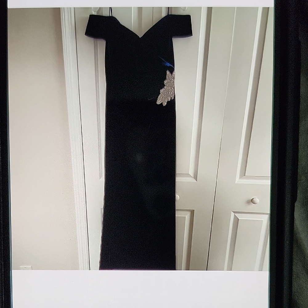 Elegant Blue Velvet Off-Shoulder Dress - Picture 5 of 6